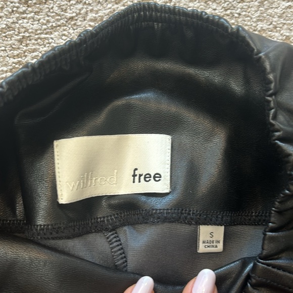 Wilfred Free black Daria Leggings.  Full length. - Picture 6 of 12